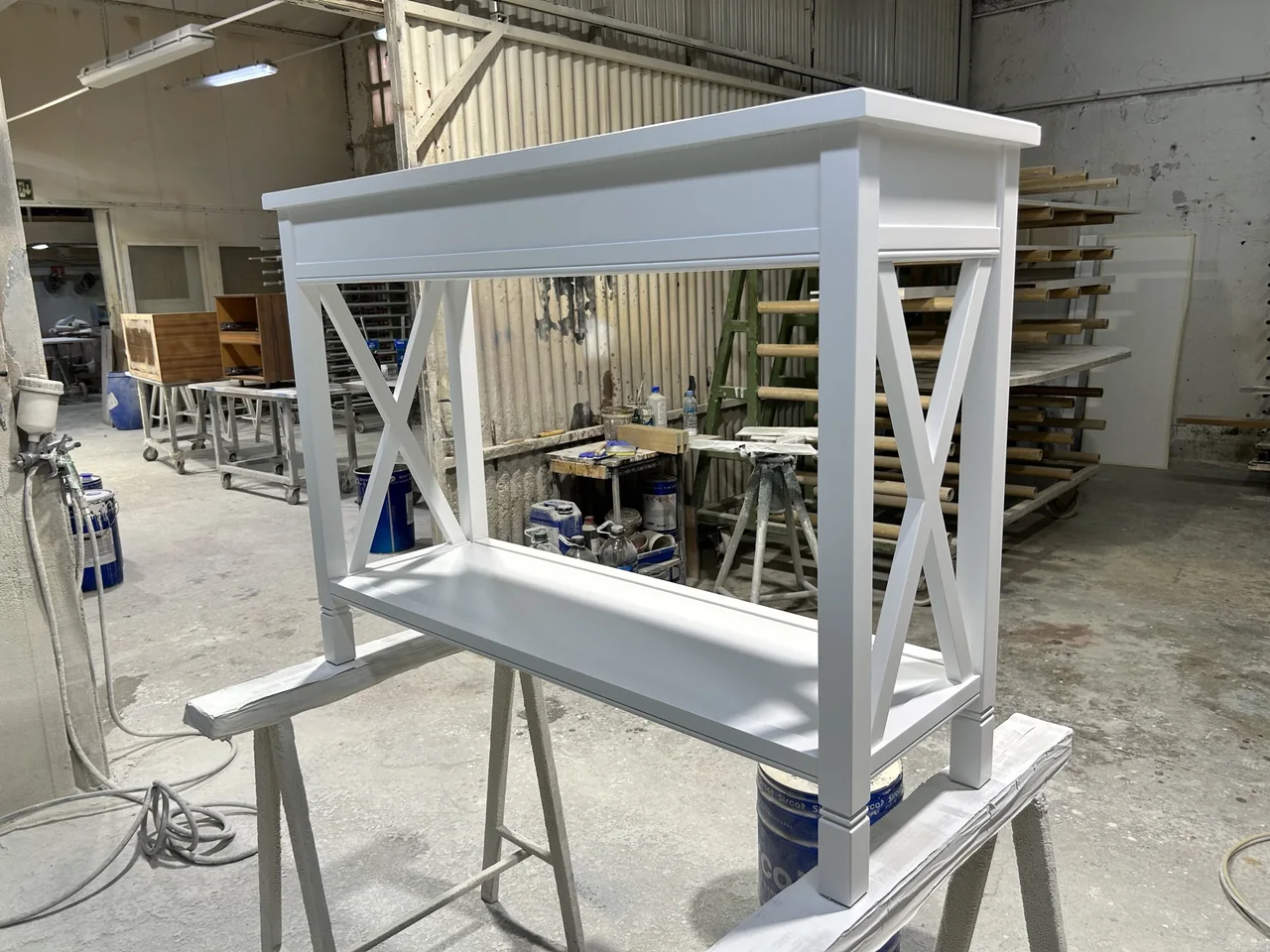 Consola lacada en blanco fabricada a medida