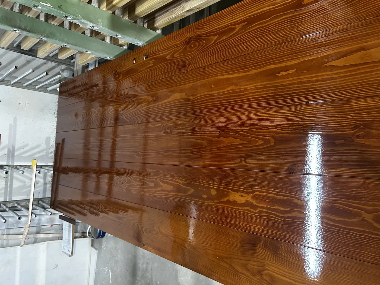 Tablero de pino macizo barnizado a mano