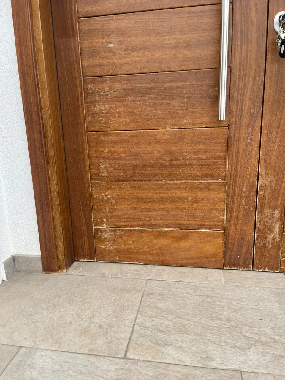 Puerta de madera restaurada y barnizada
