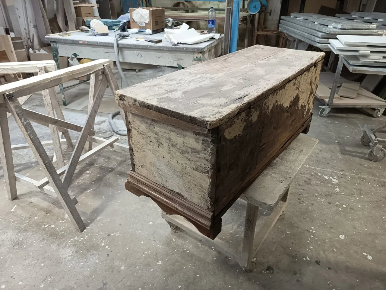 Pieza en proceso de restauración en el taller