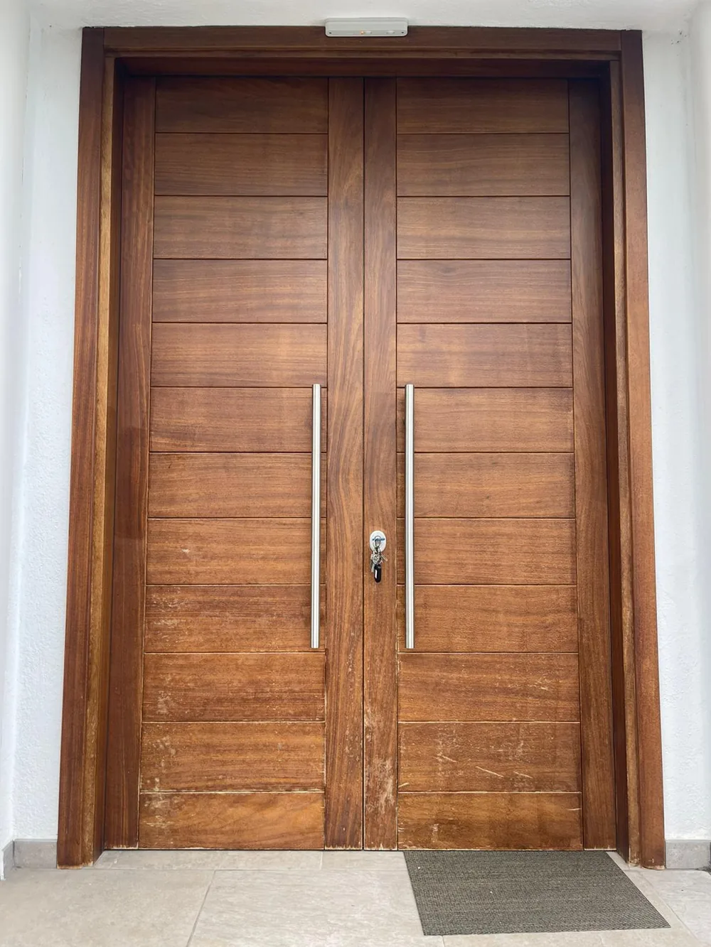Puerta de madera desgastada antes de la restauración